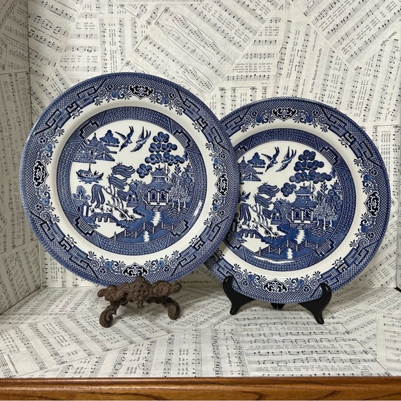 2 Pristine Blue Willow Dinner Plates Churchill Fine China Staffordshire England - Picture 2 of 8